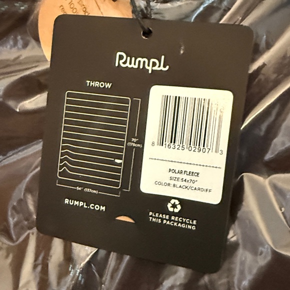 Rare New Rumpl Polar Blanket - Black Cardiff - Pocket Snap Fleece Blanket - Picture 5 of 6